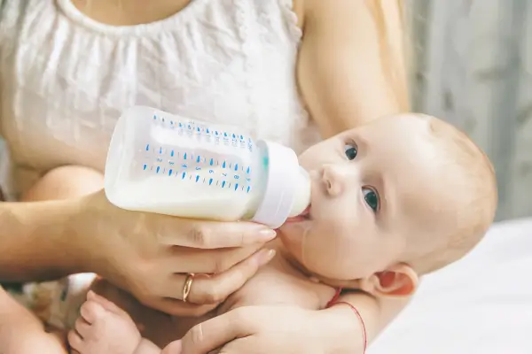 Fórmula infantil sem lactose para bebês de 6 meses com prisão de ventre persistente
