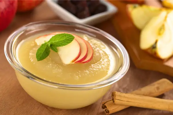 Purês de Frutas Hidratantes e Energéticos para Bebês de 6 Meses no Verão Seco e Chuvoso